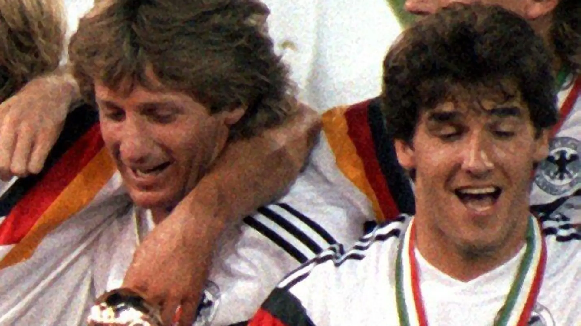 ARCHIV - 08.07.1990, Italien, Rom: Nach dem WM-Finale Argentinien-Deutschland (0:1) jubeln Holger Osieck (l-r), Franz Beckenbauer, Klaus Augenthaler, Stefan Reuter, Jürgen Klinsmann, Frank Mill und Karl-Heinz Riedle. Alltag, Freizeit, Lebensstil und Verhalten der Deutschen haben sich in den drei Jahrzehnten seit der Wiedervereinigung stark verändert. (zu dpa "2020 versus 1990: Deutschlands starker Wandel seit der Einheit") Foto: picture alliance / dpa +++ dpa-Bildfunk +++