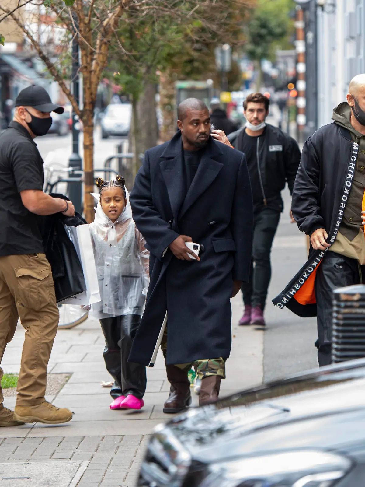 North West ist mit ihrem Papa Kanye West in London unterwegs.