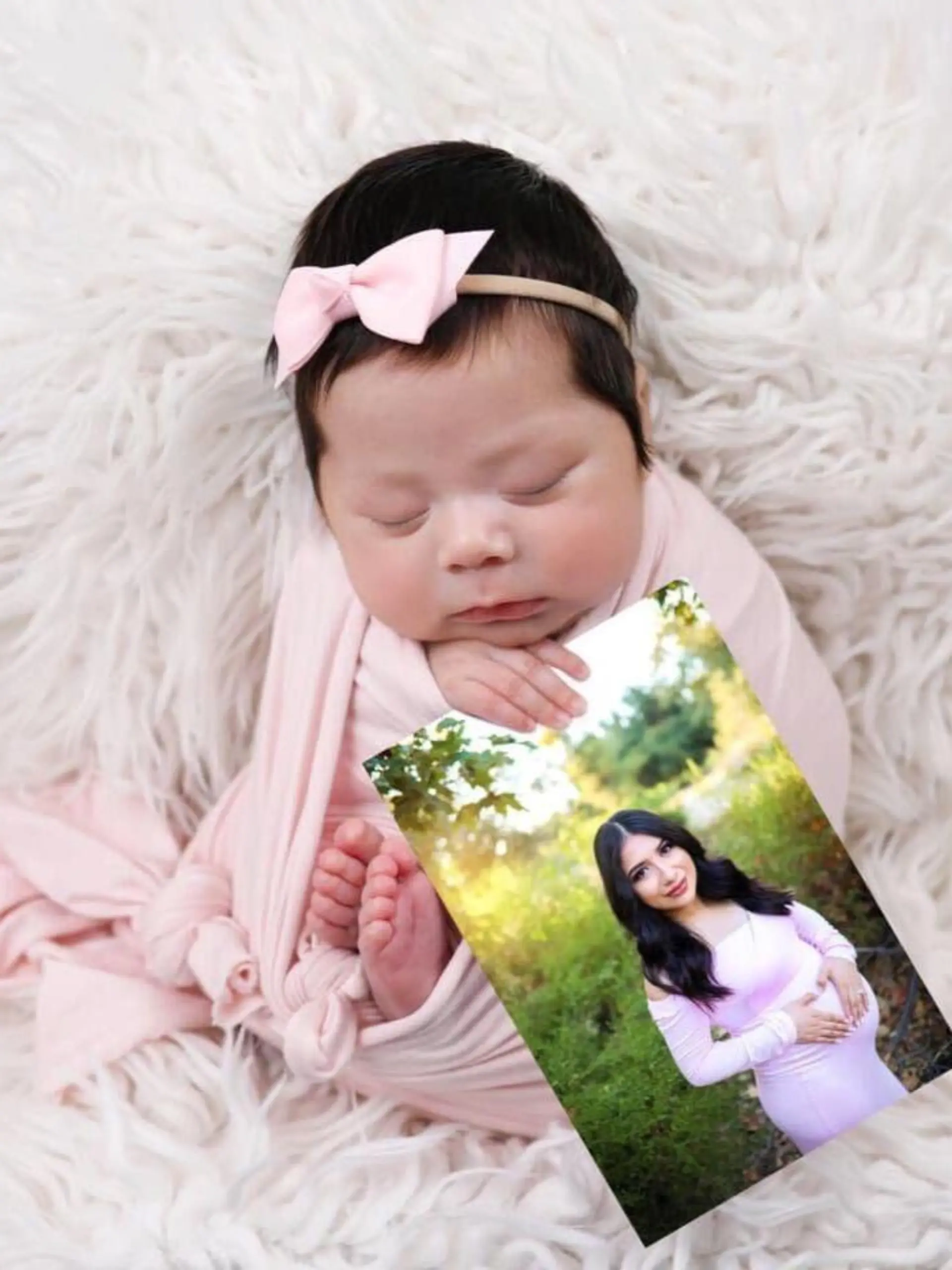 Ein neugeborene Mädchen umklammert das Foto seiner Mutter Yesenia Aguilar.