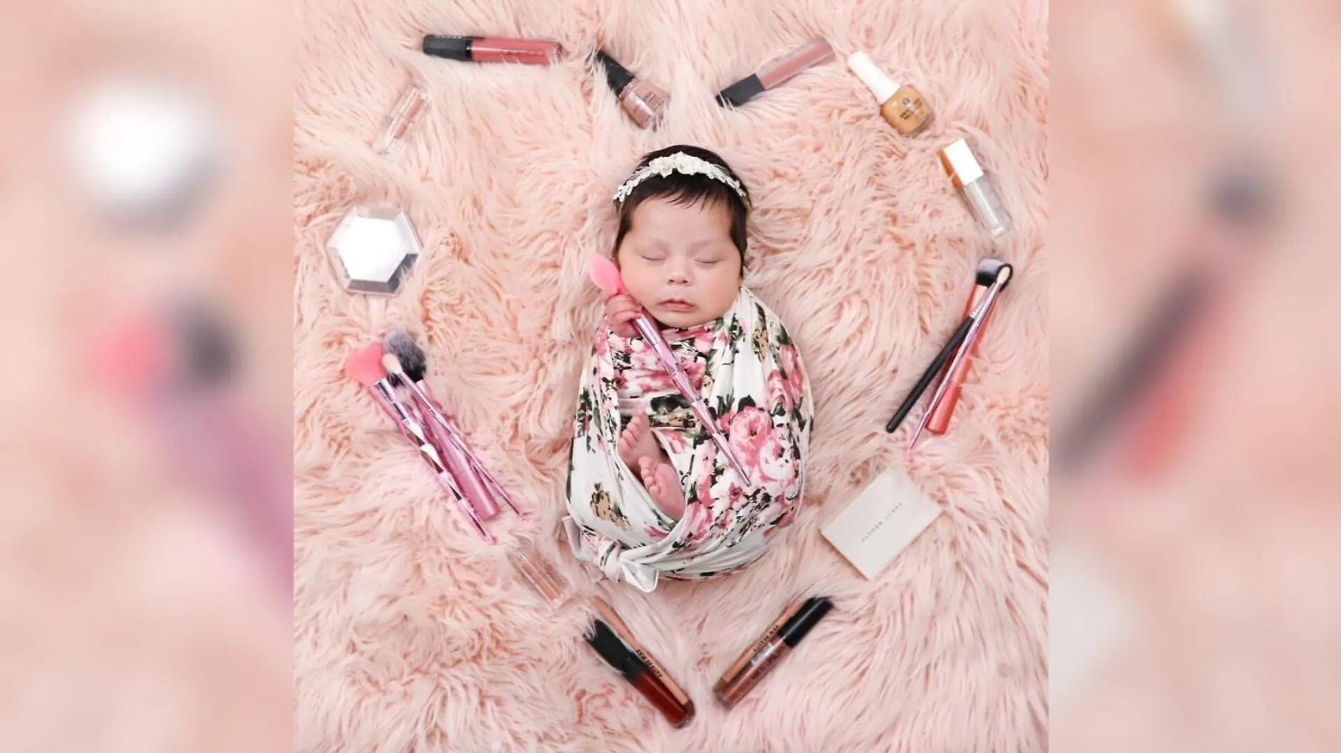 Auf einem anderen Foto sieht man die kleine namens Adalyn Rose Alvarez-Aguilar eingewickelt in ein hübsches Tuch und mit den Lieblingssachen ihrer Mutter.