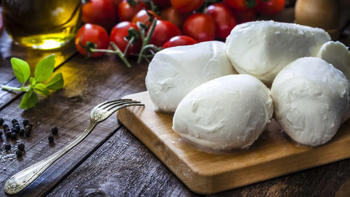Er ist weltweit bekannt und wird aus Kampanien in alle Welt exportiert: Büffelmozzarella aus Italien. Auch bei uns in Deutschland ist er besonders beliebt. Doch immer wieder hört man von katastrophalen Zuständen auf den Büffelfarmen: Männlichen Kälbern werden die Mäuler zugebunden, damit sie verhungern oder sie werden in Gülle ertränkt – Hauptsache sie kosten kein Geld und sterben früh. Wer trotzdem nicht auf den Edel-Mozzarella verzichten möchte, dem empfehlen Tierschutzorganisationen auf Produkte aus Kuhmilch auszuweichen. Wir haben vier verschiedene Sorten getestet - das Ergebnis sehen Sie im Video!