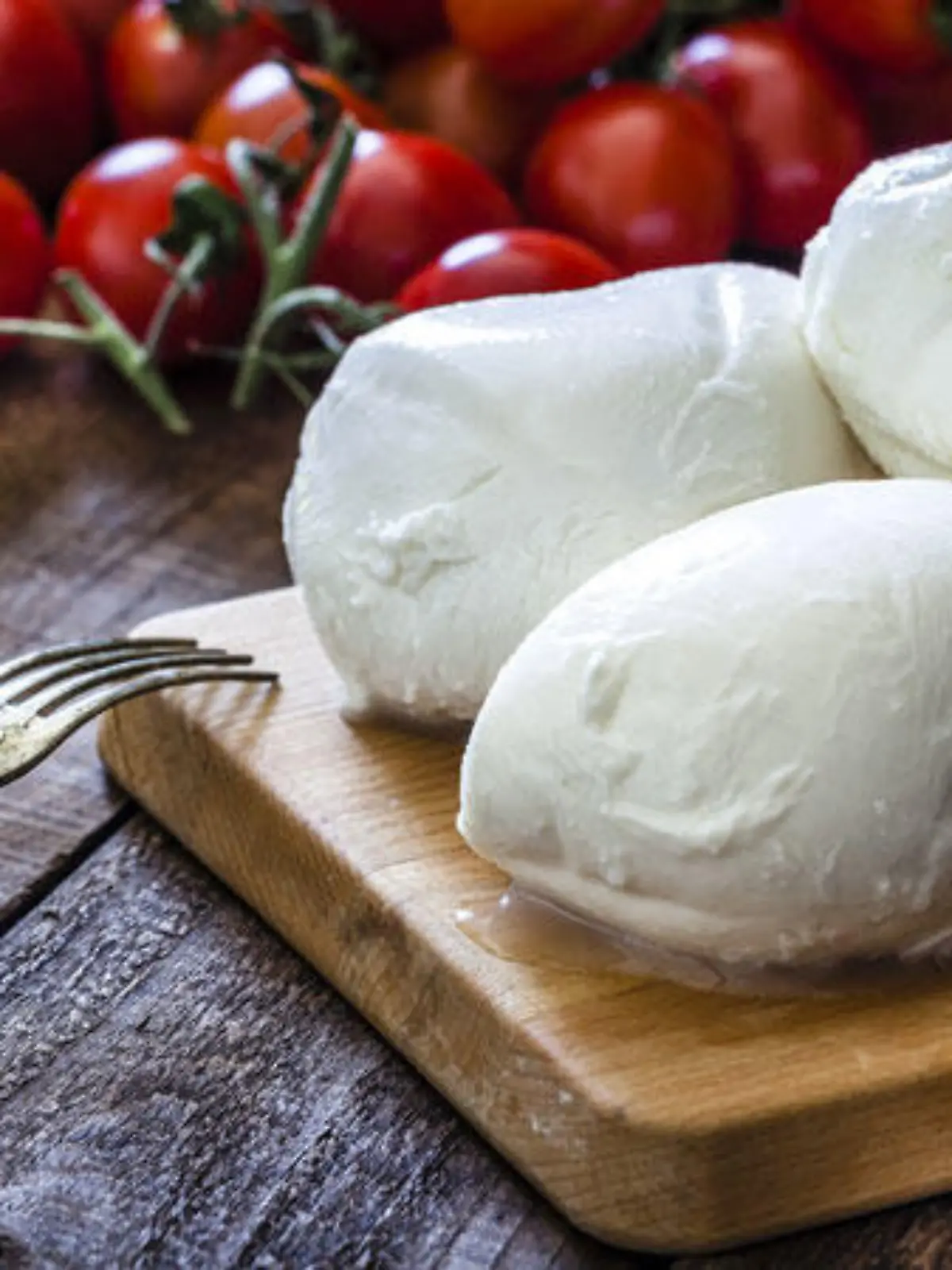 Er ist weltweit bekannt und wird aus Kampanien in alle Welt exportiert: Büffelmozzarella aus Italien. Auch bei uns in Deutschland ist er besonders beliebt. Doch immer wieder hört man von katastrophalen Zuständen auf den Büffelfarmen: Männlichen Kälbern werden die Mäuler zugebunden, damit sie verhungern oder sie werden in Gülle ertränkt – Hauptsache sie kosten kein Geld und sterben früh. Wer trotzdem nicht auf den Edel-Mozzarella verzichten möchte, dem empfehlen Tierschutzorganisationen auf Produkte aus Kuhmilch auszuweichen. Wir haben vier verschiedene Sorten getestet - das Ergebnis sehen Sie im Video!