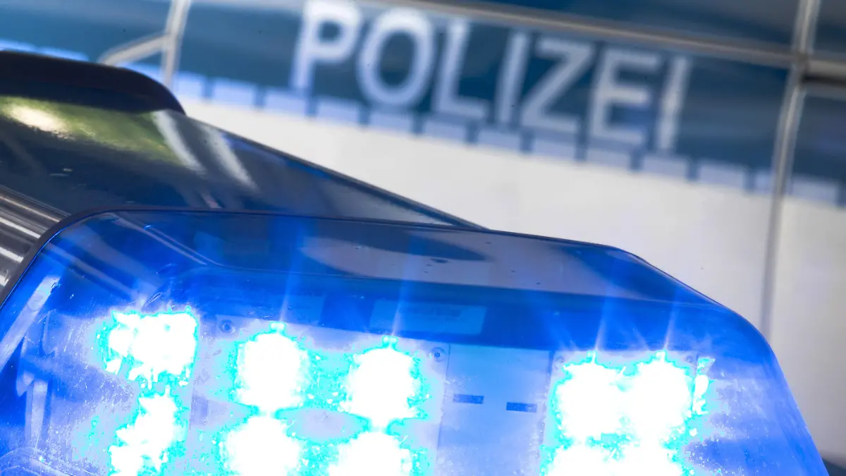 ARCHIV - 27.07.2015, Niedersachsen, Osnabrück: ILLUSTRATION - Ein Blaulicht auf dem Dach eines Polizeiwagens. (zu dpa «Unbekannter zerrt 13-Jährige in Transporter - Flucht gelingt») Foto: Friso Gentsch/dpa +++ dpa-Bildfunk +++