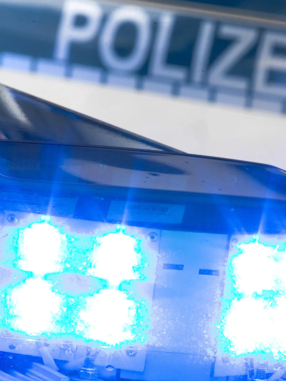 ARCHIV - 27.07.2015, Niedersachsen, Osnabrück: ILLUSTRATION - Ein Blaulicht auf dem Dach eines Polizeiwagens. (zu dpa «Unbekannter zerrt 13-Jährige in Transporter - Flucht gelingt») Foto: Friso Gentsch/dpa +++ dpa-Bildfunk +++