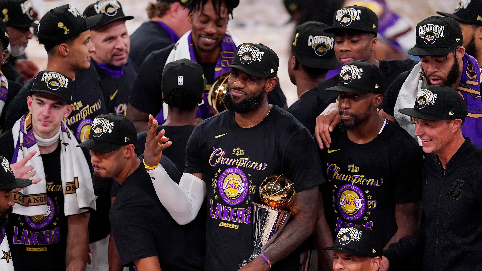 11.10.2020, USA, Lake Buena Vista: Basketball: NBA, Miami Heat - Los Angeles Lakers,Play-off-Runde, NBA-Finale, Finale, 6. Spieltag. LeBron James (M) von den Los Angeles Lakers hält die MVP-Trophäe, während er mit seinen Mannschaftskameraden den 17. NBA-Titel der Los Angeles Lakers feiert. James bekam zum vierten Mal in seiner Karriere die Auszeichnung als wertvollster Spieler der Finalserie (MVP). Foto: Mark J. Terrill/AP/dpa +++ dpa-Bildfunk +++