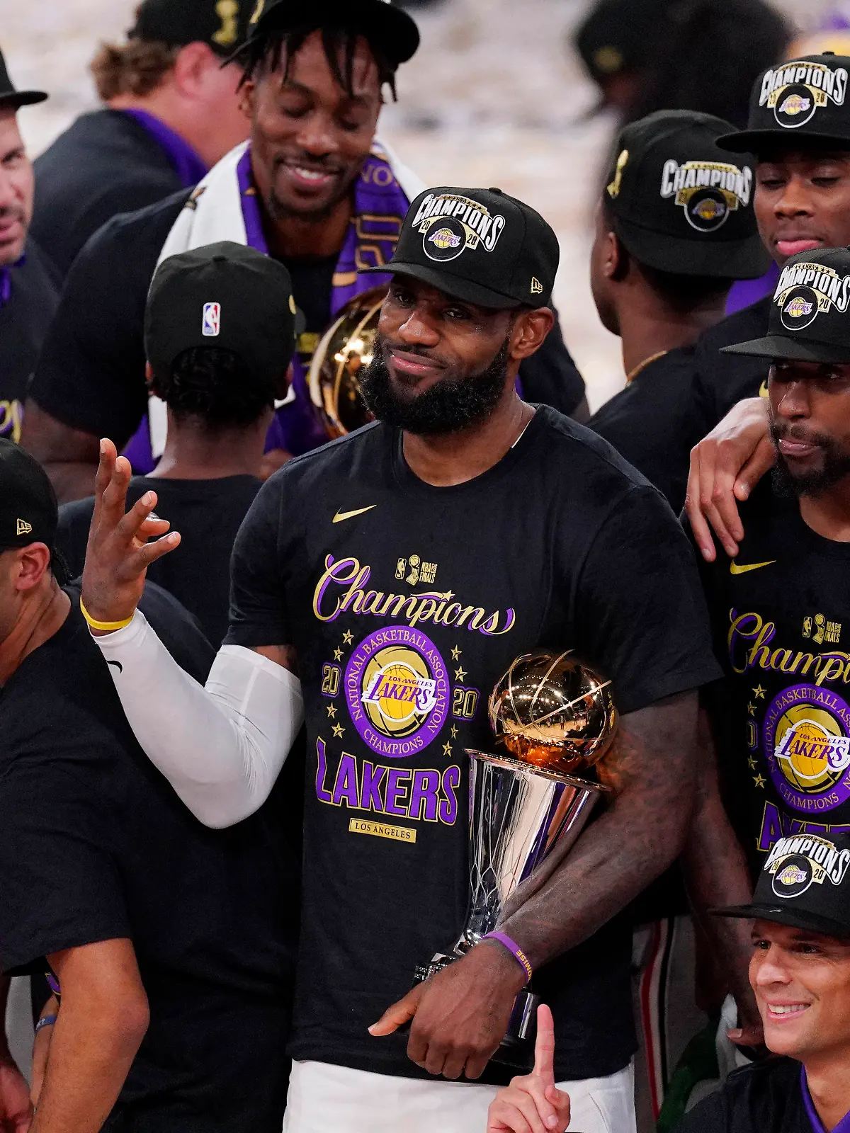 11.10.2020, USA, Lake Buena Vista: Basketball: NBA, Miami Heat - Los Angeles Lakers,Play-off-Runde, NBA-Finale, Finale, 6. Spieltag. LeBron James (M) von den Los Angeles Lakers hält die MVP-Trophäe, während er mit seinen Mannschaftskameraden den 17. NBA-Titel der Los Angeles Lakers feiert. James bekam zum vierten Mal in seiner Karriere die Auszeichnung als wertvollster Spieler der Finalserie (MVP). Foto: Mark J. Terrill/AP/dpa +++ dpa-Bildfunk +++