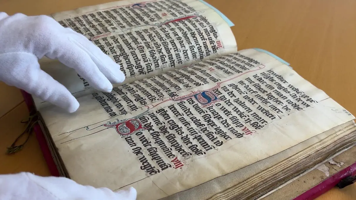 Bitte schön vorsichtig! Dieser Archivschatz darf auf keinen Fall beschmutzt werden.