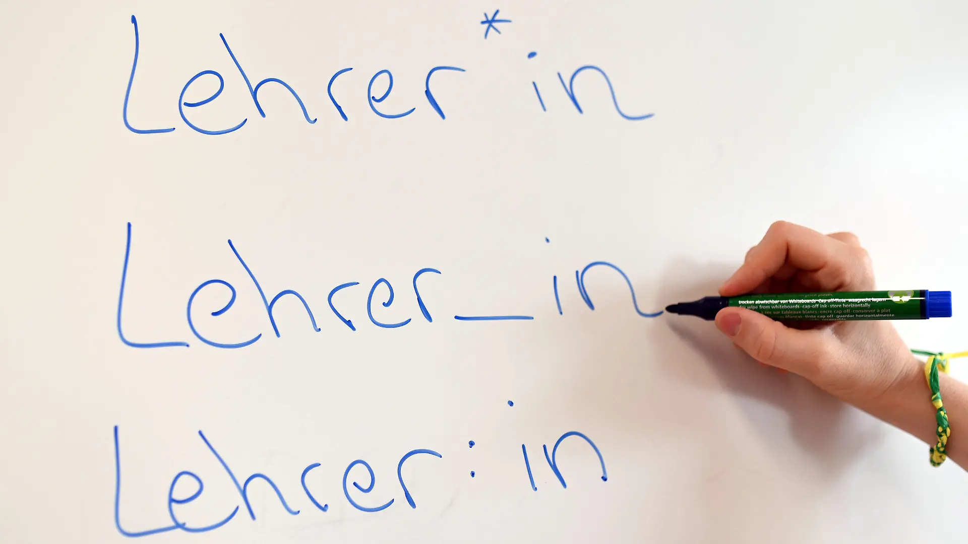 ARCHIV - 08.12.2021, Baden-Württemberg, Stuttgart: An einem Whiteboard steht das Wort Lehrer in verschiedenen Gender-Schreibweisen. Bildungsgewerkschaften und Lehrerverband vertreten zum Thema Gendern an Schulen unterschiedliche Ansichten. Bundeseinheitliche Vorgaben gibt es bisher nicht. (zu dpa: «Bildungsvertreter uneins beim Thema Gendern an Schulen») Foto: Bernd Weißbrod/dpa +++ dpa-Bildfunk +++