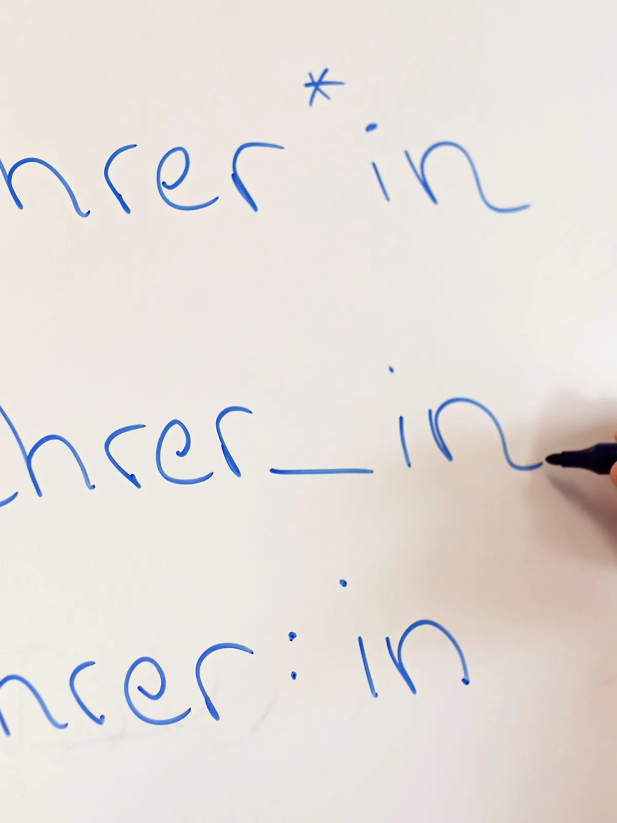 ARCHIV - 08.12.2021, Baden-Württemberg, Stuttgart: An einem Whiteboard steht das Wort Lehrer in verschiedenen Gender-Schreibweisen. Bildungsgewerkschaften und Lehrerverband vertreten zum Thema Gendern an Schulen unterschiedliche Ansichten. Bundeseinheitliche Vorgaben gibt es bisher nicht. (zu dpa: «Bildungsvertreter uneins beim Thema Gendern an Schulen») Foto: Bernd Weißbrod/dpa +++ dpa-Bildfunk +++