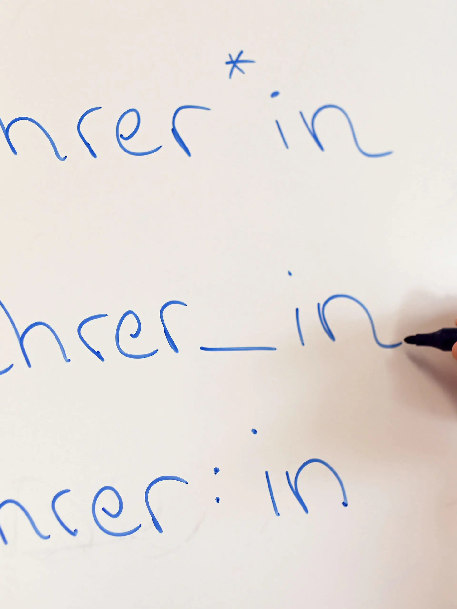 ARCHIV - 08.12.2021, Baden-Württemberg, Stuttgart: An einem Whiteboard steht das Wort Lehrer in verschiedenen Gender-Schreibweisen. Bildungsgewerkschaften und Lehrerverband vertreten zum Thema Gendern an Schulen unterschiedliche Ansichten. Bundeseinheitliche Vorgaben gibt es bisher nicht. (zu dpa: «Bildungsvertreter uneins beim Thema Gendern an Schulen») Foto: Bernd Weißbrod/dpa +++ dpa-Bildfunk +++