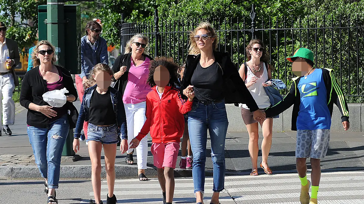 Heidi Klum and her children walk home from having lunch in downtown, New York City. The model had lunch with her Mother Erna Klum and her children Leni, Helene, Lou, Henry, and Johan. The model and her brood walked along the waters edge on the west side highway to a playground. It was a windy day today in New York City, New York.
<P>
Pictured: Heidi Klum and her children
<B>Ref: SPL1299154  090616  </B><BR/>
Picture by: Jason Winslow / Splash News<BR/>
</P><P>
<B>Splash News and Pictures</B><BR/>
Los Angeles:	310-821-2666<BR/>
New York:	212-619-2666<BR/>
London:	870-934-2666<BR/>
photodesk@splashnews.com<BR/>
</P>