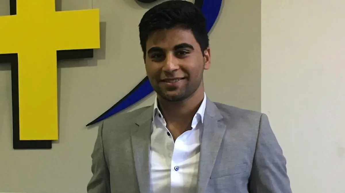 Nesar Ahmad Aliyar mit seinem Abiturzeugnis.