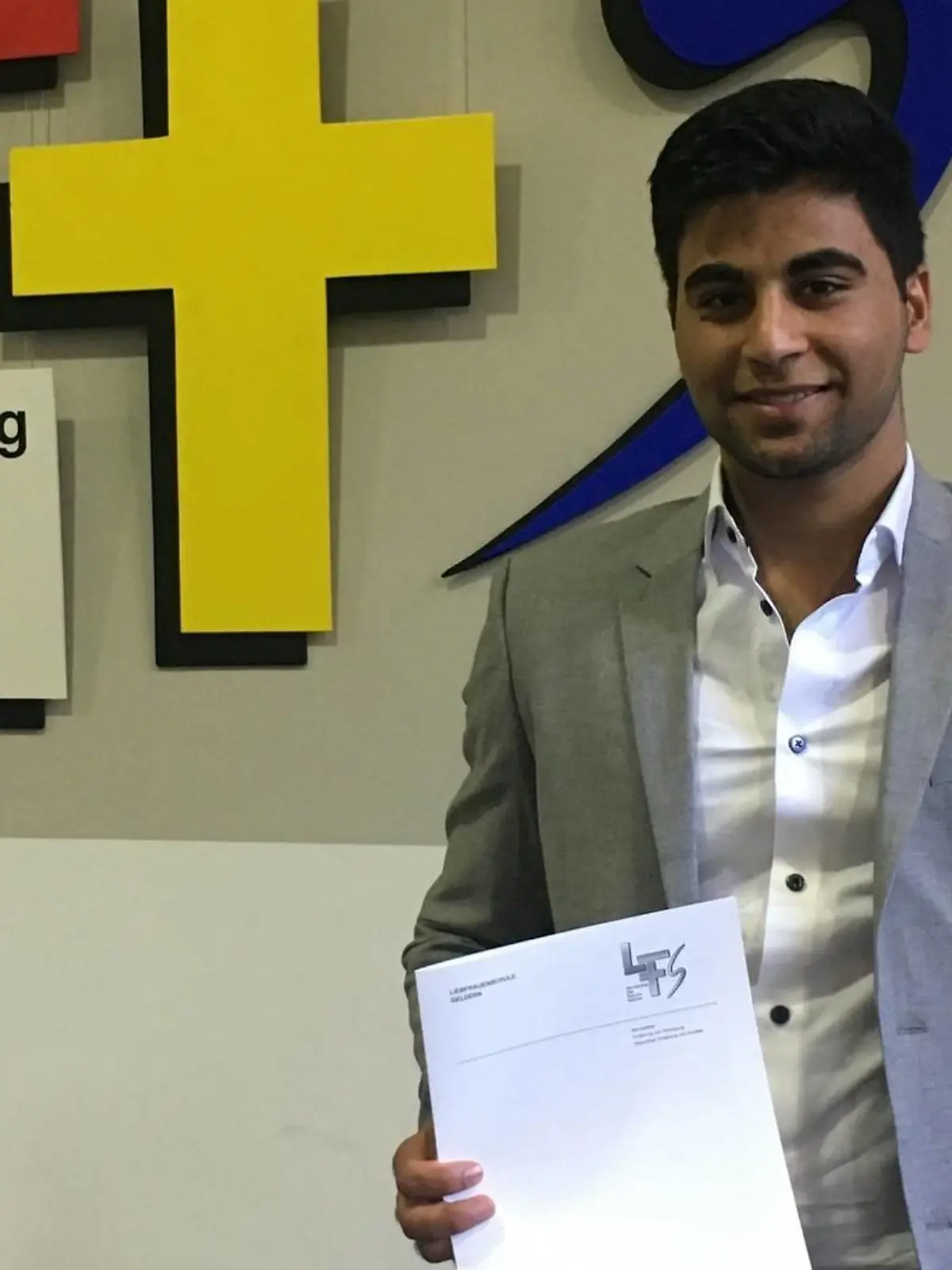 Nesar Ahmad Aliyar mit seinem Abiturzeugnis.