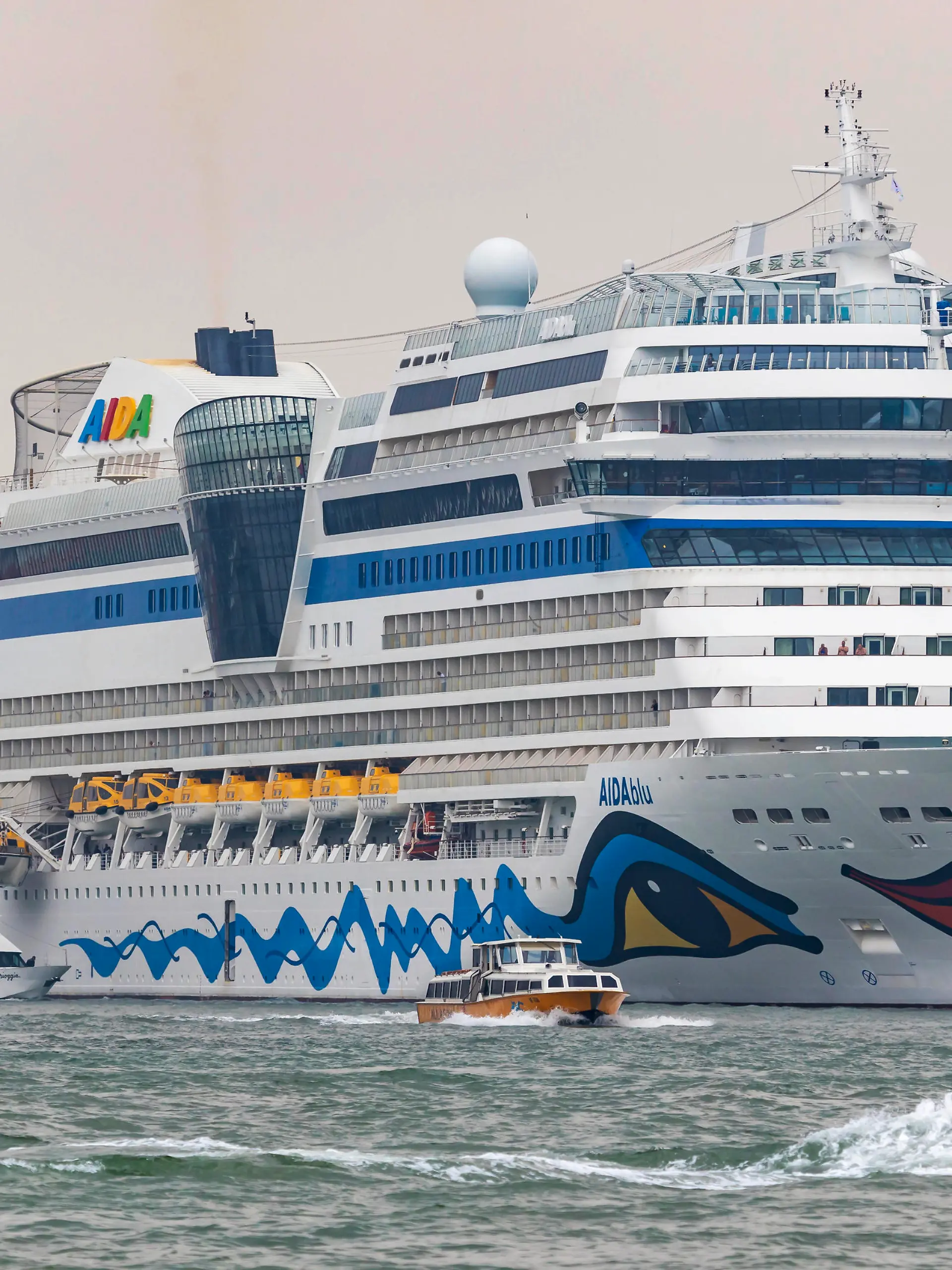  ITA, Italien, Venedig, Venezia, 27.09.2019: Overtourism in Venedig. Kreuzfahrtschiffe im Hafen von Venedig. AIDA blu. AIDA Cruises ist eine Marke des britisch-amerikanischen Kreuzfahrtunternehmens Carnival Corporation. *** ITA, Italy, Venice, Venezia, 27 09 2019 Overtourism in Venice Cruise ships in the port of Venice AIDA blu AIDA Cruises is a brand of the British American cruise company Carnival Corporation