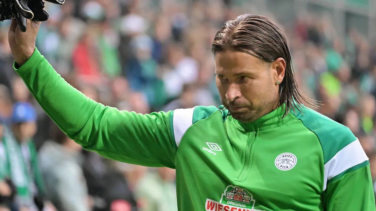 GER, Ciao Pizarro - Claudios Amiogs vs FC Bayern Legends / 24.09.2022, wohninvest Weserstadion, Bremen, GER, Ciao Pizarro - Claudios Amiogs vs FC Bayern Legends im Bild / picture shows Torwart Tim Wiese 01 Werder Bremen *** GER, Ciao Pizarro Claudios Amiogs vs FC Bayern Legends 24 09 2022, wohninvest Weserstadion, Bremen, GER, Ciao Pizarro Claudios Amiogs vs FC Bayern Legends in picture shows goalkeeper Tim Wiese 01 Werder Bremen nordphotoxGmbHx/xKokenge nph00001