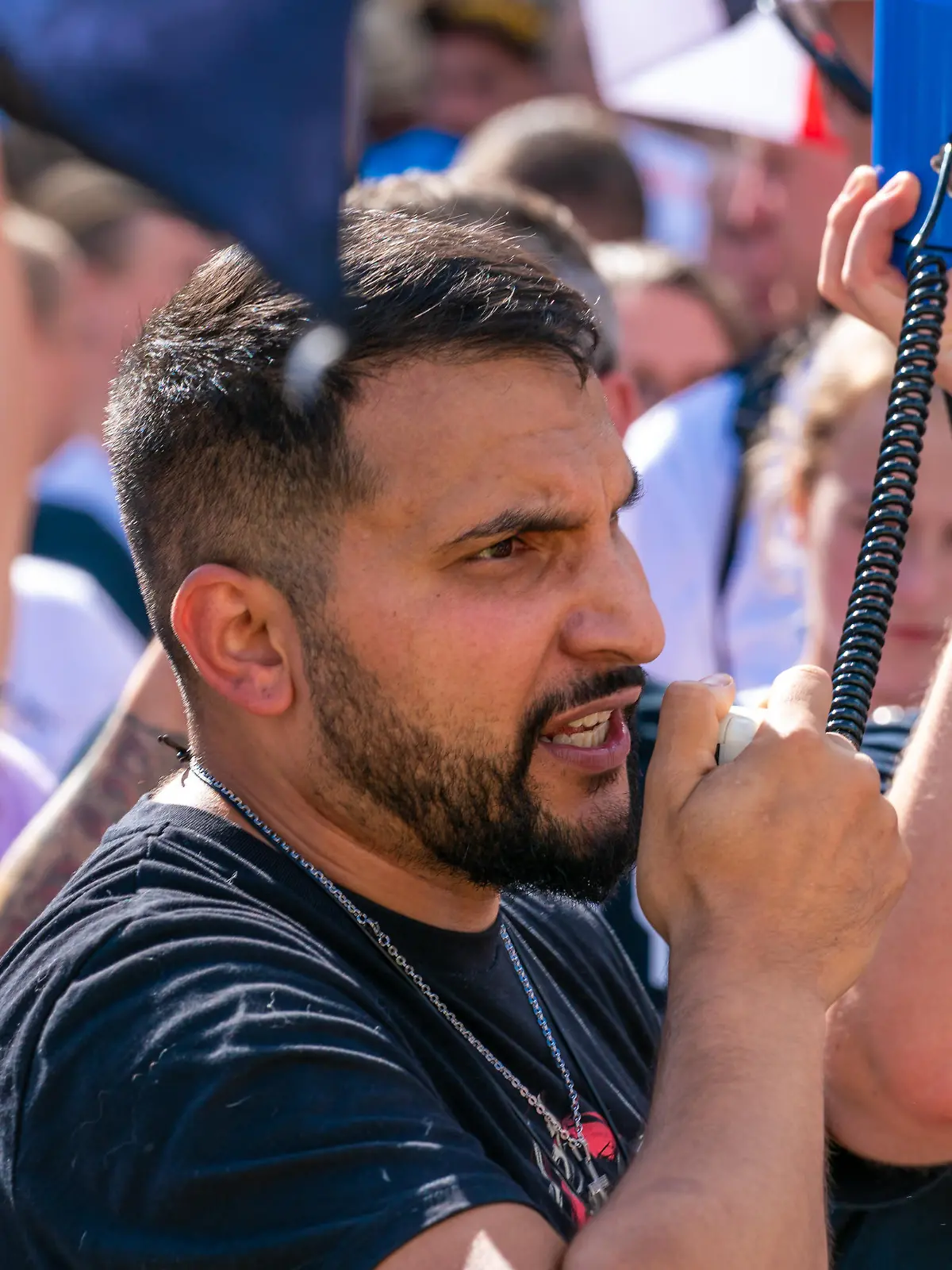 Zahlreiche Gegner der Corona-Politik in Deutschland sind schweigend durch Berlin gezogen. Darunter auch Vegankoch und Verschwörungtheoretiker Attila Hildmann.