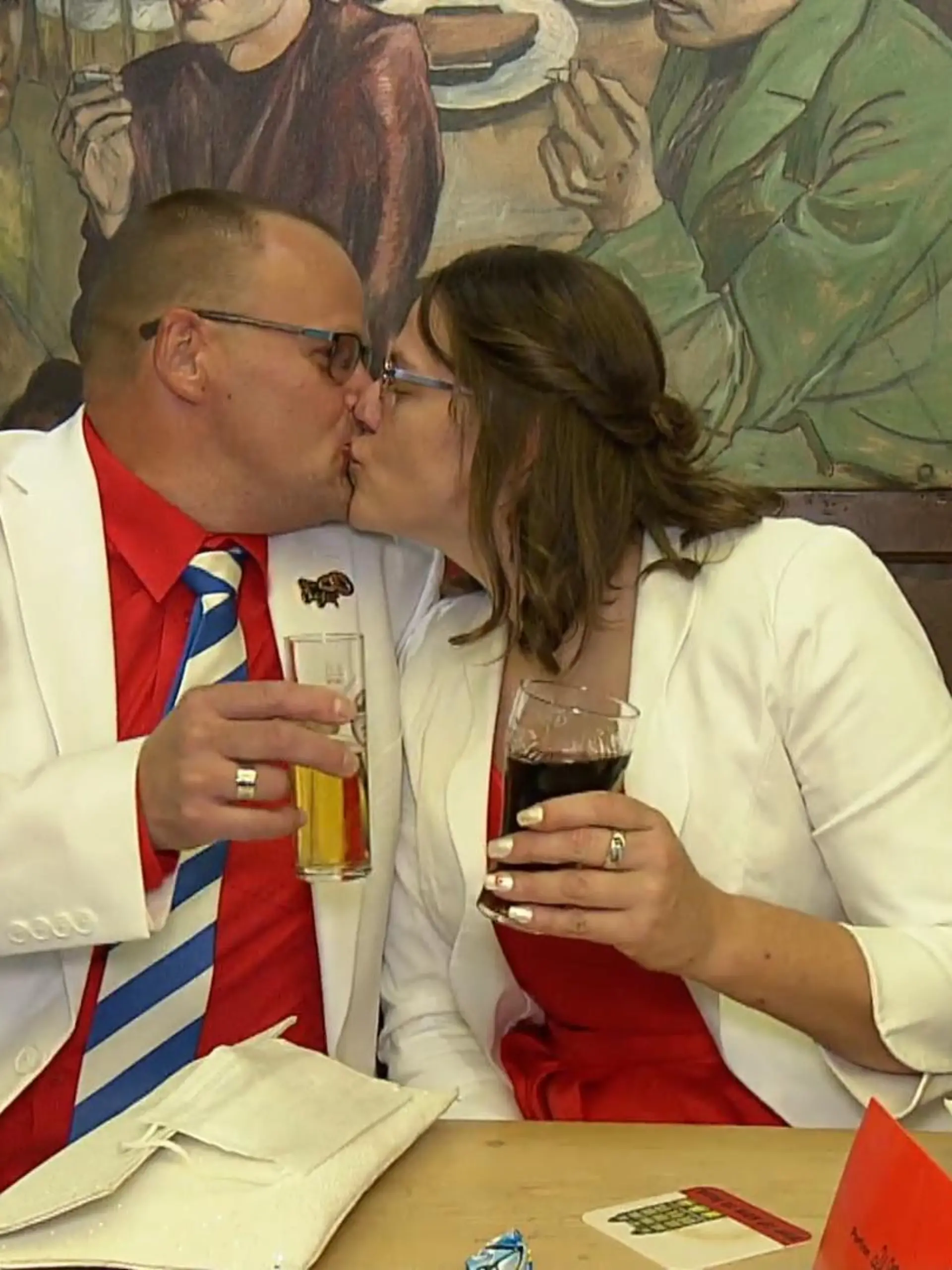 Frust statt Fest? In unserem Video begleiten wir Melanie und Manfred bei ihrer Hochzeit im Corona-Risikogebiet Köln.