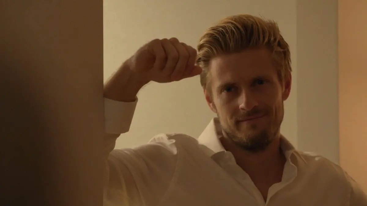 Philip wird im Hotelzimmer überrascht GZSZ-Spoiler