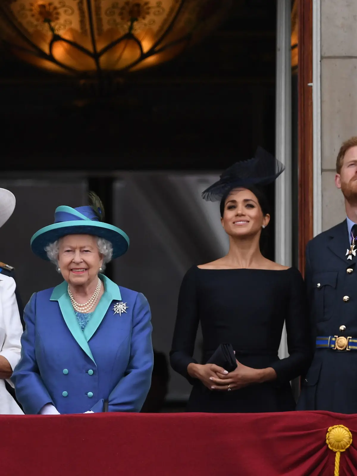 ARCHIV - 10.07.2018, Großbritannien, London: Der britische Thronfolger Prinz Charles (l-r), Herzogin Camilla, die britische Königin Elizabeth II., Herzogin Meghan, Prinz Harry, Prinz William und Herzogin Kate stehen auf dem Balkon des Buckingham-Palasts, um eine Luftparade zum 100. Jahrestag der britischen Luftwaffe zu beobachten. (zu dpa Krisensitzung auf dem Lande - Queen ruft Royal-Familie zu sich) Foto: Victoria Jones/PA Wire/dpa +++ dpa-Bildfunk +++