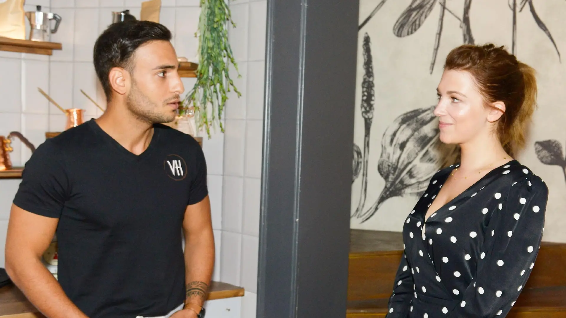 Nihat (Timur Ülker) und Lilly (Iris Mareike Steen) kommen sich bei GZSZ näher.