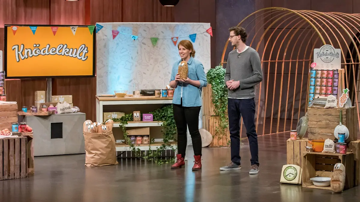 Janine Trappe und Felix Pfeffer aus Konstanz präsentieren mit _Knödelkult" Semmelknödel im Glas bestehend aus 100 Prozent gerettetem Brot das Bäckereien nicht verkaufen konnten. Sie erhoffen sich ein Investment von 250.000 Euro für 10 Prozent der Anteile an ihrem Unternehmen.  Die Verwendung des sendungsbezogenen Materials ist nur mit dem Hinweis und Verlinkung auf TVNOW gestattet.