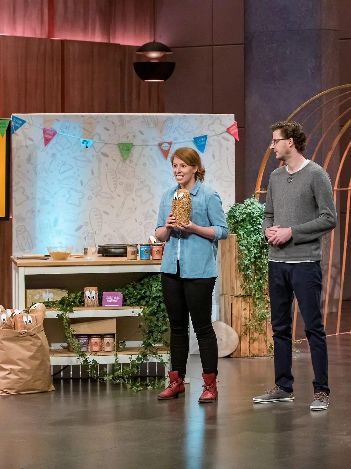 Janine Trappe und Felix Pfeffer aus Konstanz präsentieren mit _Knödelkult" Semmelknödel im Glas bestehend aus 100 Prozent gerettetem Brot das Bäckereien nicht verkaufen konnten. Sie erhoffen sich ein Investment von 250.000 Euro für 10 Prozent der Anteile an ihrem Unternehmen.  Die Verwendung des sendungsbezogenen Materials ist nur mit dem Hinweis und Verlinkung auf TVNOW gestattet.