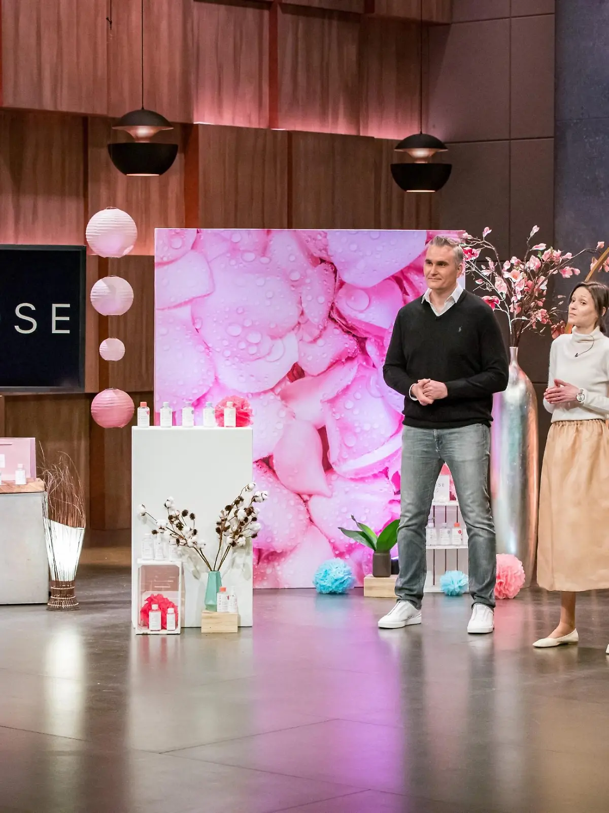 Lucy und Peter Leiter aus München präsentieren mit "SOROSE" einen Gesichtstoner aus naturreinem Rosenwasser. Sie erhoffen sich ein Investment von 200.000 Euro für 20 Prozent der Anteile an ihrem Unternehmen.  Die Verwendung des sendungsbezogenen Materials ist nur mit dem Hinweis und Verlinkung auf TVNOW gestattet.