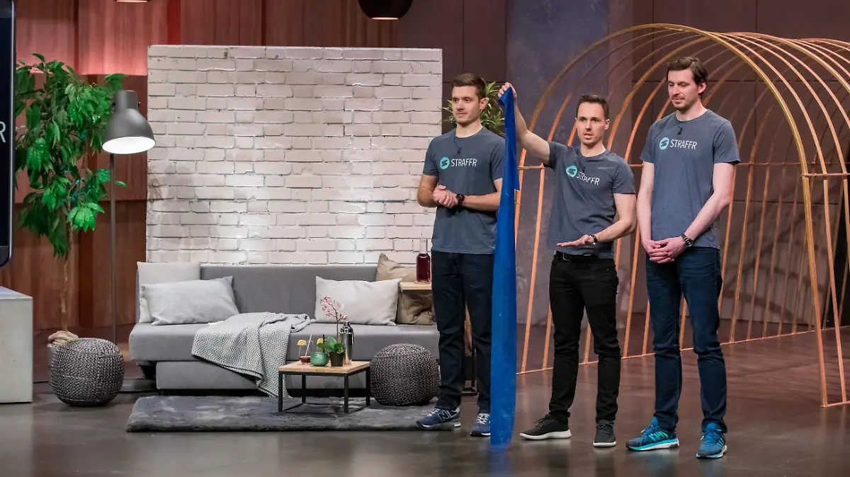 V.l.: Torben Hellmuth, Stefan Weiß und Hanno Storz aus Kassel präsentieren das intelligente Sportband "STRAFFR". Sie erhoffen sich ein Investment von 300.000 Euro für 20 Prozent der Anteile an ihrem Unternehmen.
Die Verwendung des sendungsbezogenen Materials ist nur mit dem Hinweis und Verlinkung auf TVNOW gestattet.