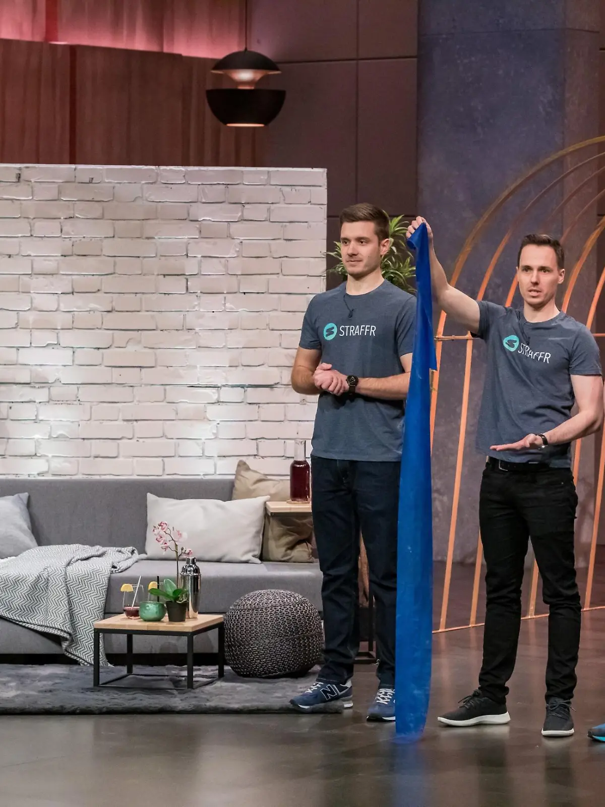 V.l.: Torben Hellmuth, Stefan Weiß und Hanno Storz aus Kassel präsentieren das intelligente Sportband  "STRAFFR". Sie erhoffen sich ein Investment von 300.000 Euro für 20 Prozent der Anteile an ihrem Unternehmen.  

Die Verwendung des sendungsbezogenen Materials ist nur mit dem Hinweis und Verlinkung auf TVNOW gestattet.