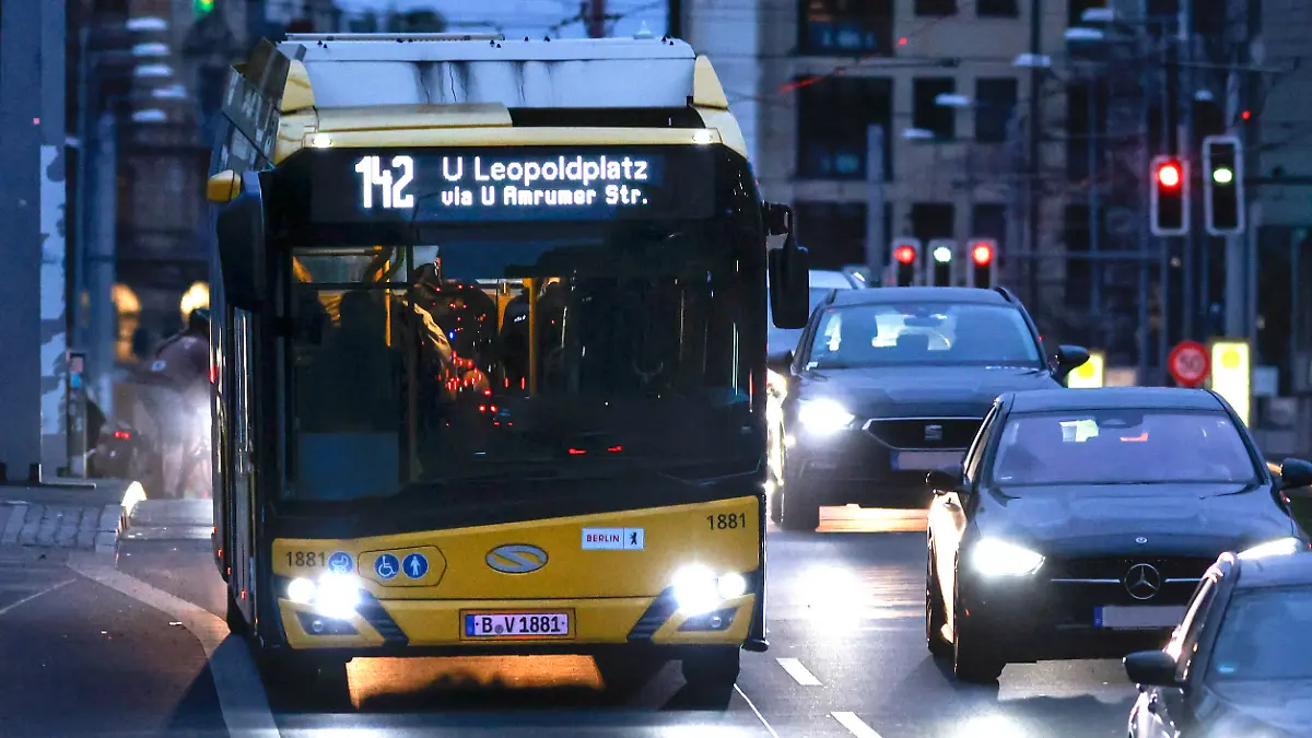 Berlin, 27.02.2023 - Ein Solaris Urbino E- Linienbus der BVG Linie 142 faehrt ueber die Invalidenstrasse.