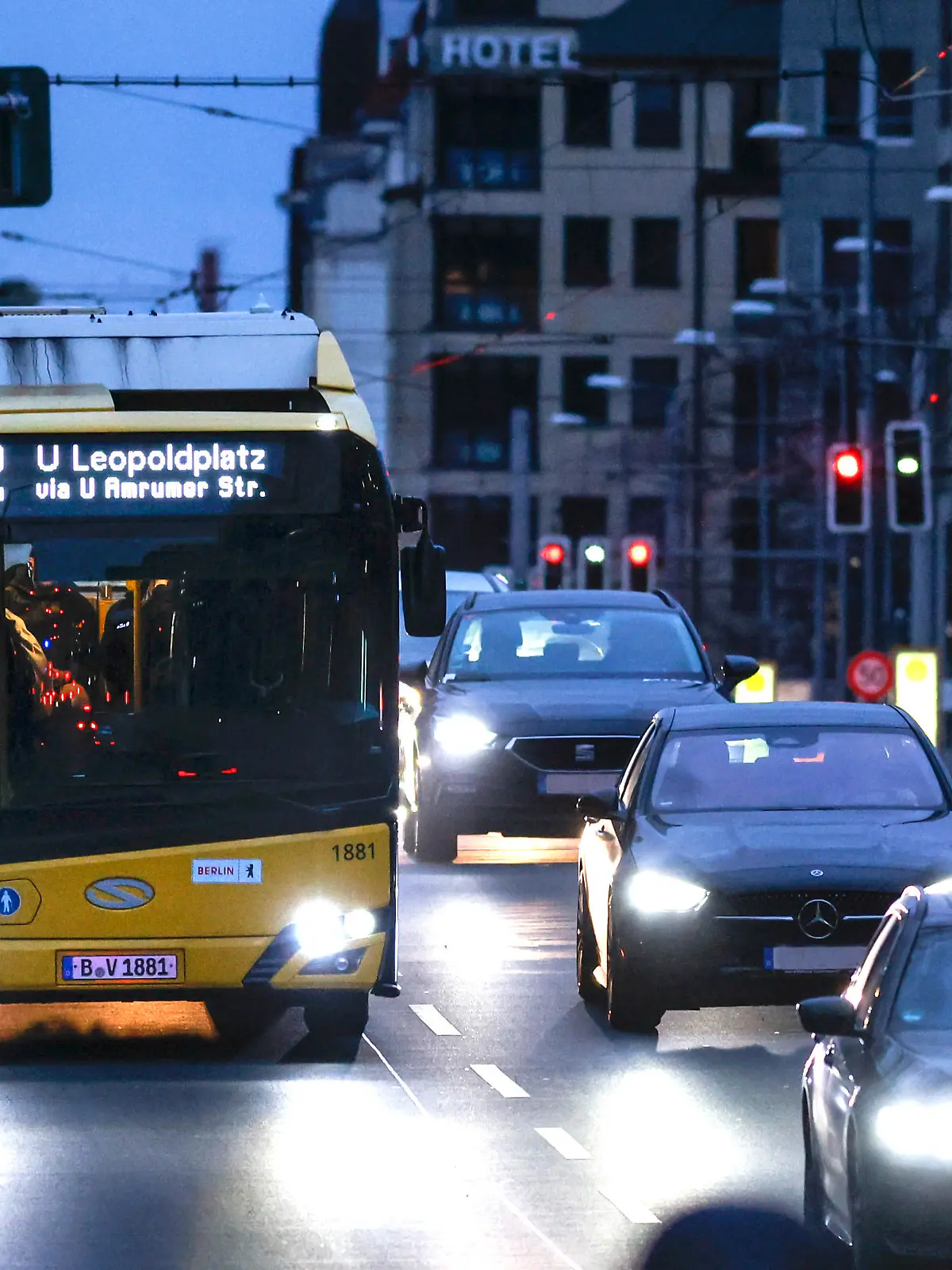 Berlin, 27.02.2023 - Ein Solaris Urbino E- Linienbus der BVG Linie 142 faehrt ueber die Invalidenstrasse.