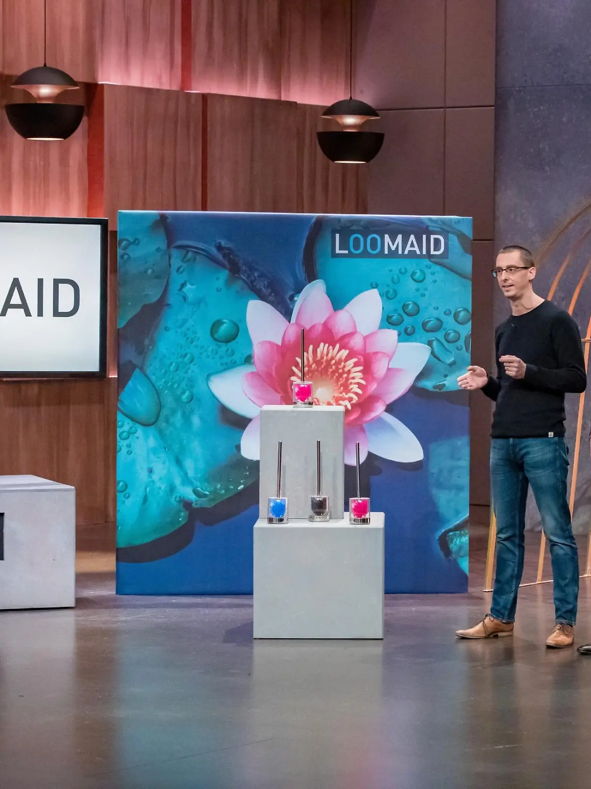 Jan-Peter (l.) und Andres Psczolla aus Ingelheim präsentieren mit _Loomaid_ die Silikon-WC-Bürste mit Lotuseffekt. Sie erhoffen sich ein Investment von 200.000 Euro für 20 Prozent der Anteile an ihrem Unternehmen.  Die Verwendung des sendungsbezogenen Materials ist nur mit dem Hinweis und Verlinkung auf TVNOW gestattet.