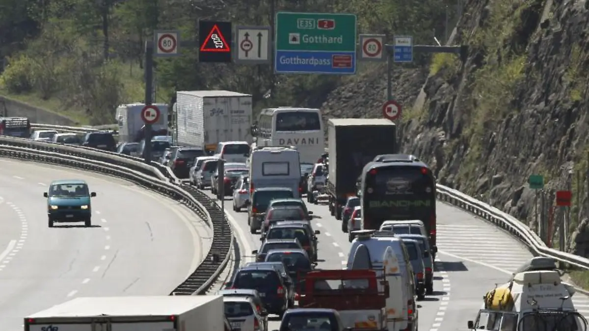 Vor dem Gotthardtunnel