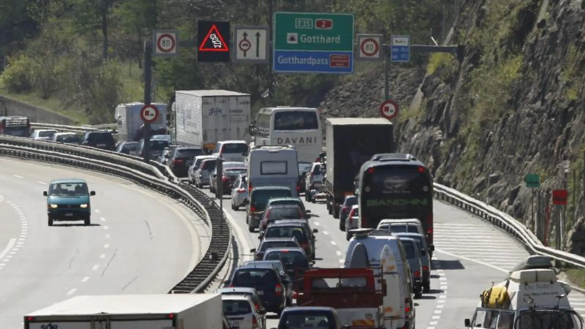 Vor dem Gotthardtunnel