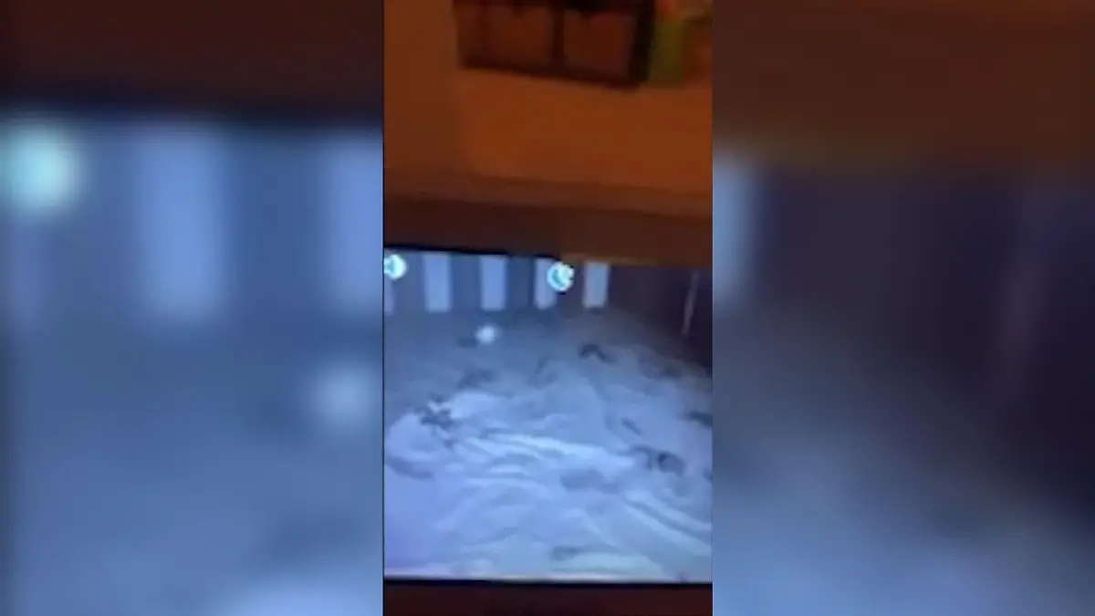 Ein Elternpaar machte sich große Sorgen, als es eine weiße Kugel um ihr Baby kreisen sah.