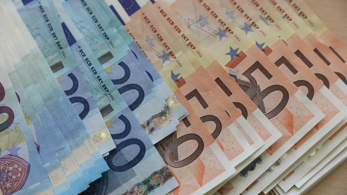 ARCHIV - 29.03.2017, Rostock: Euro-Geldscheine, aufgenommen bei einem Pressetermin in der Filiale der Bundesbank. Die deutsche Wirtschaft verliert an Tempo. Die Staatskasse ist dennoch so gut gefüllt wie nie zuvor. Foto: Bernd Wüstneck/ZB/dpa +++ dpa-Bildfunk +++
