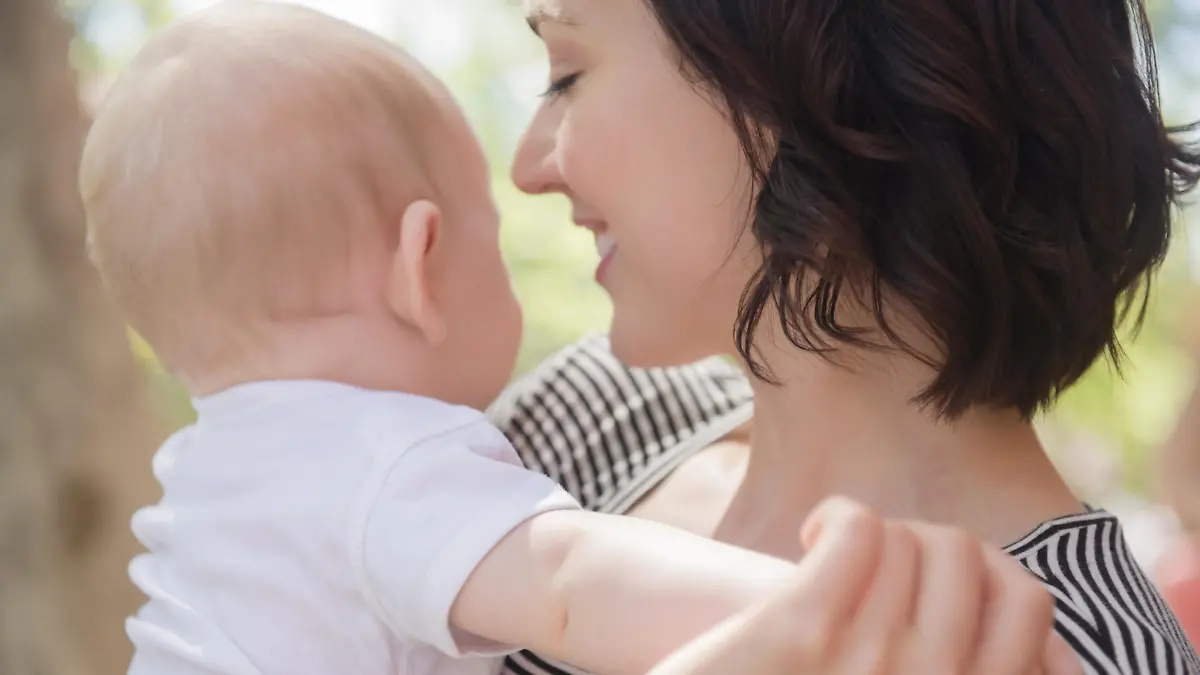 Eine Mutter mit Baby auf dem Arm.