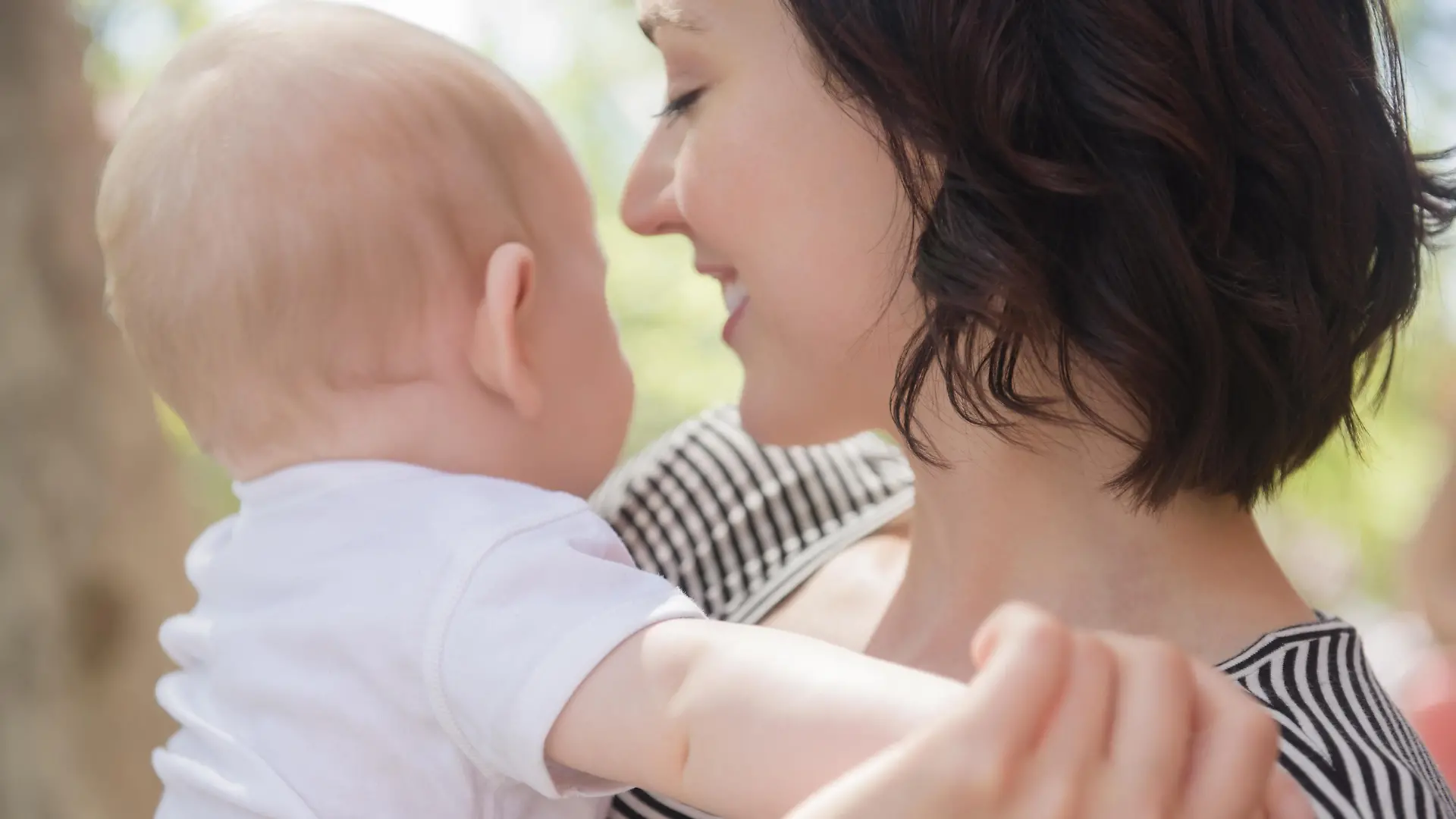 Eine Mutter mit Baby auf dem Arm.