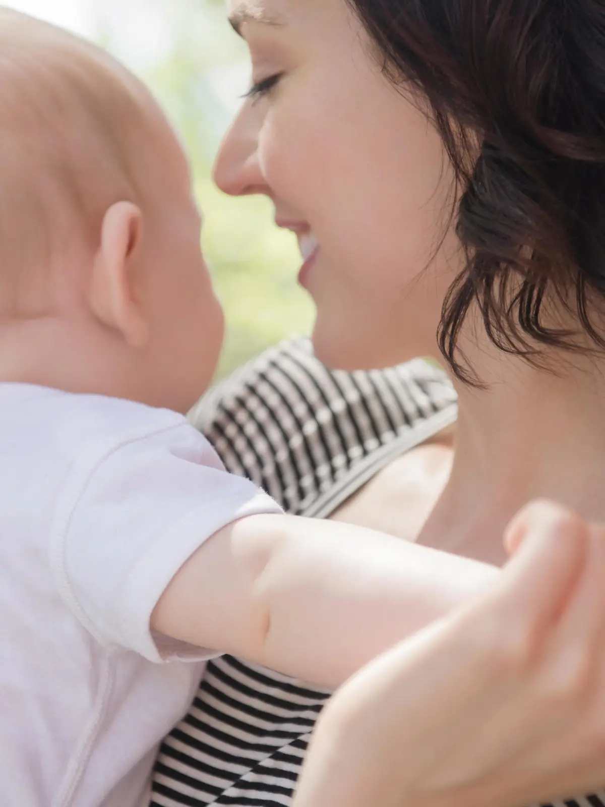 Eine Mutter mit Baby auf dem Arm.