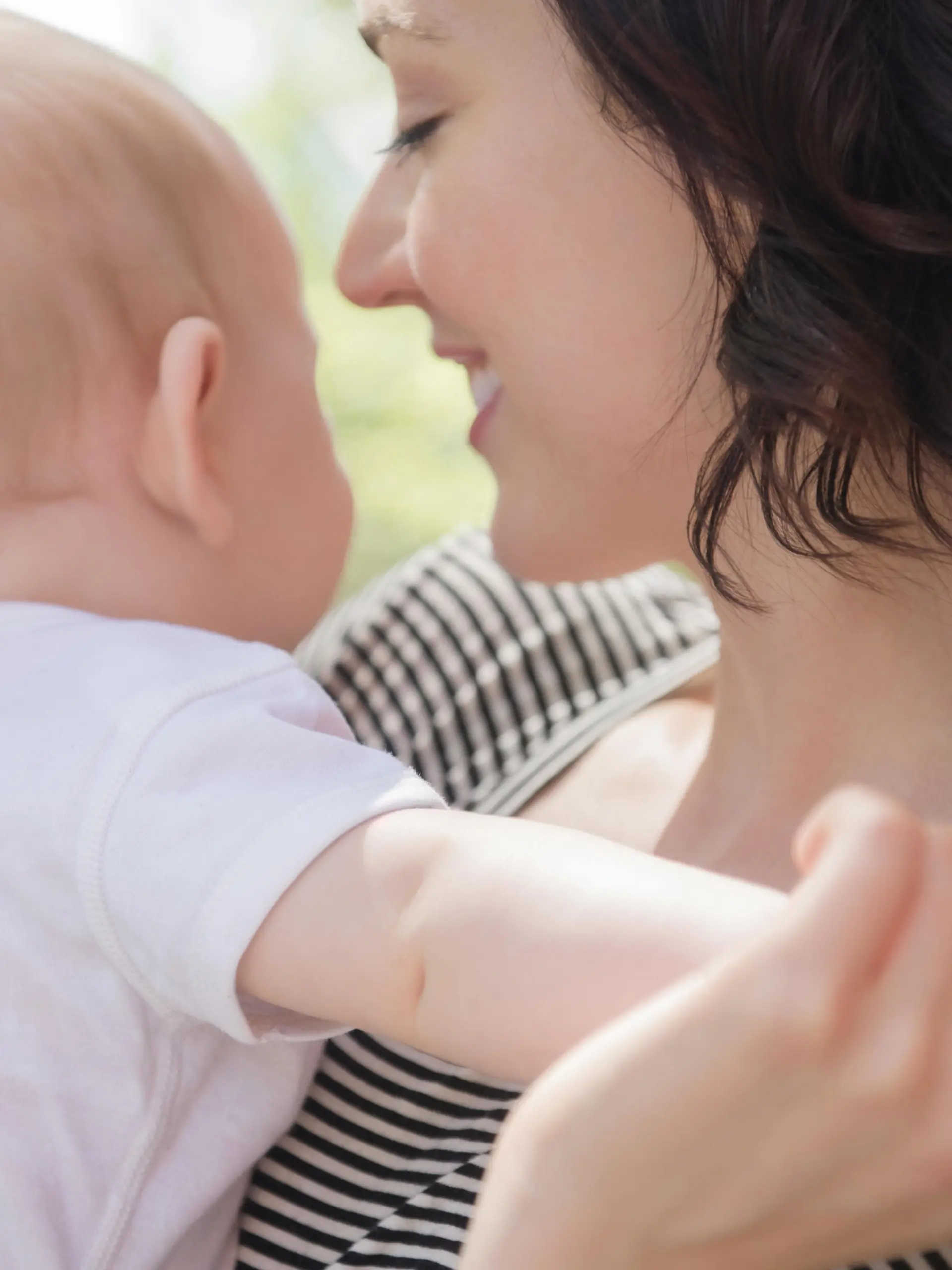Eine Mutter mit Baby auf dem Arm.