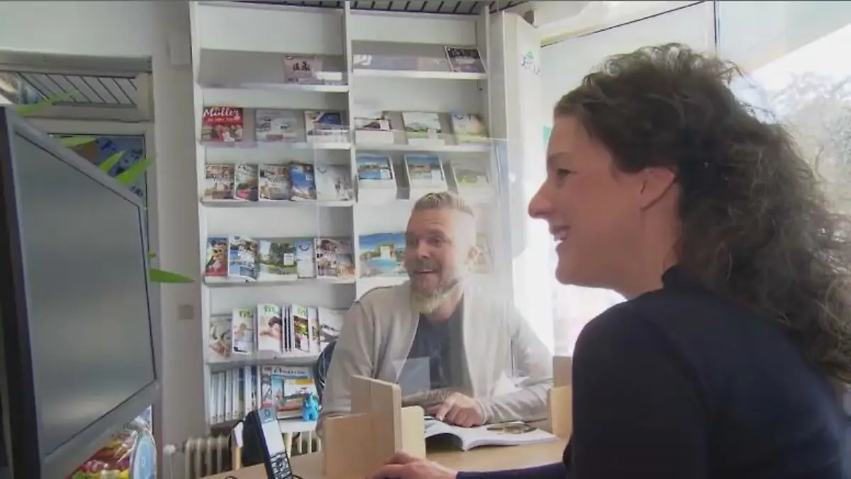 Im Reisebüro bekommt man Hilfe, wenn man seine Urlaubspläne wegen Corona doch noch ändern muss.