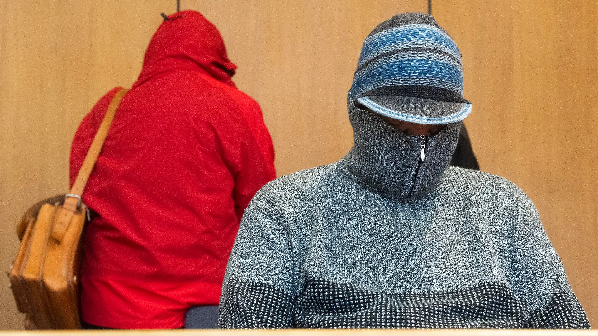 08.10.2020, Niedersachsen, Hildesheim: Das angeklagte Ehepaar im Landgericht. Nach einem langwierigen Prozess um sexuellen Missbrauch in einer Wohngruppe für hilfsbedürftige Kinder das Urteil erwartet. Seit Anfang Januar muss sich ein Ehepaar aus Gifhorn, das die familienähnliche Gruppe geleitet hatte, am Landgericht Hildesheim verantworten. Foto: Julian Stratenschulte/dpa - ACHTUNG: Nur zur redaktionellen Verwendung im Zusammenhang mit der aktuellen Berichterstattung und nur mit vollständiger Nennung des vorstehenden Credits +++ dpa-Bildfunk +++