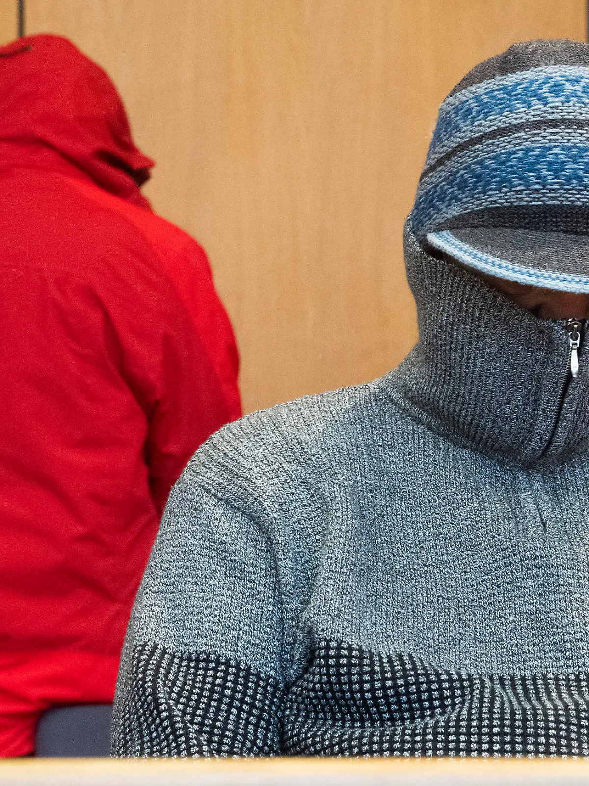 08.10.2020, Niedersachsen, Hildesheim: Das angeklagte Ehepaar im Landgericht. Nach einem langwierigen Prozess um sexuellen Missbrauch in einer Wohngruppe für hilfsbedürftige Kinder das Urteil erwartet. Seit Anfang Januar muss sich ein Ehepaar aus Gifhorn, das die familienähnliche Gruppe geleitet hatte, am Landgericht Hildesheim verantworten. Foto: Julian Stratenschulte/dpa - ACHTUNG: Nur zur redaktionellen Verwendung im Zusammenhang mit der aktuellen Berichterstattung und nur mit vollständiger Nennung des vorstehenden Credits +++ dpa-Bildfunk +++