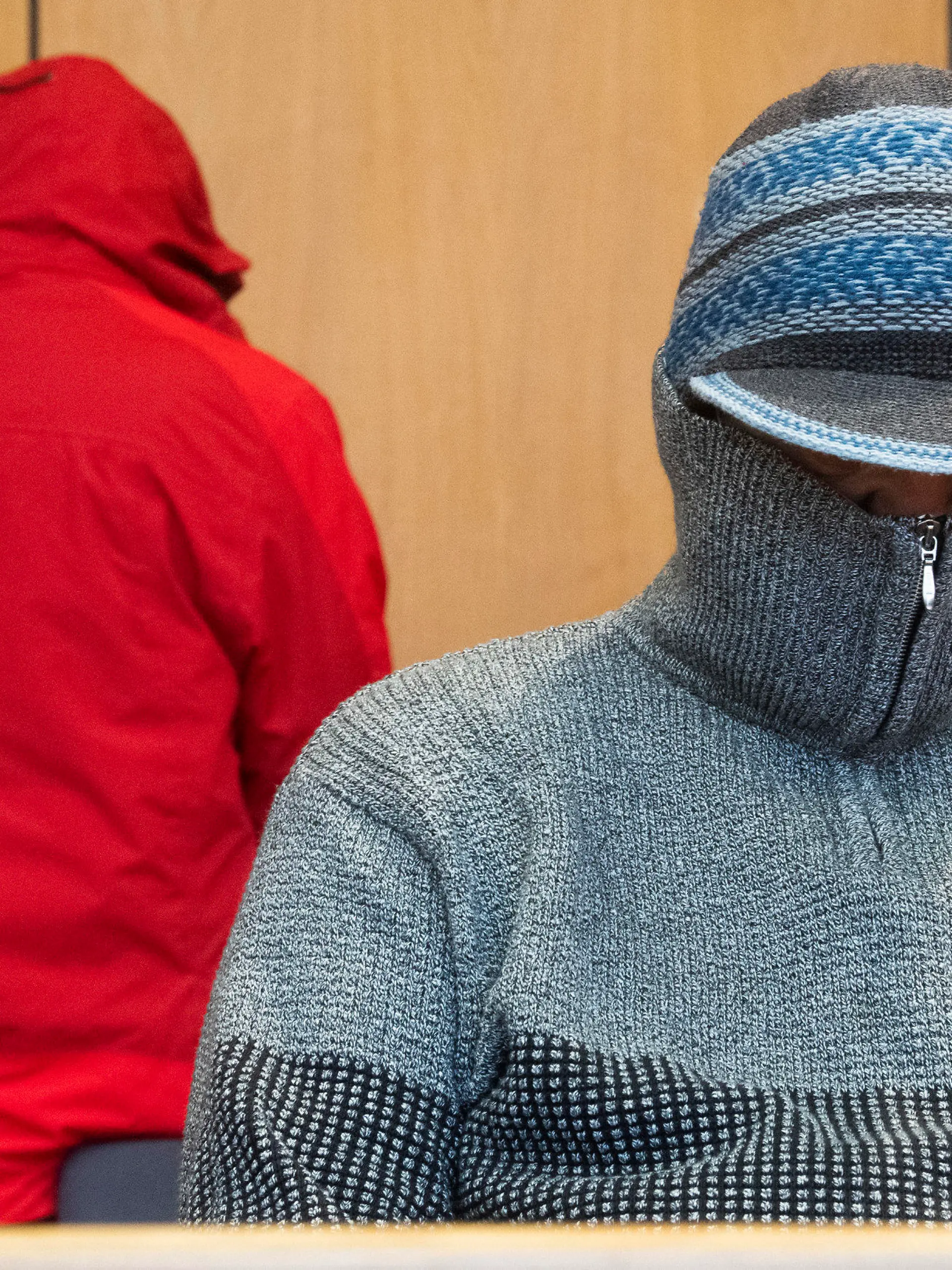 08.10.2020, Niedersachsen, Hildesheim: Das angeklagte Ehepaar im Landgericht. Nach einem langwierigen Prozess um sexuellen Missbrauch in einer Wohngruppe für hilfsbedürftige Kinder das Urteil erwartet. Seit Anfang Januar muss sich ein Ehepaar aus Gifhorn, das die familienähnliche Gruppe geleitet hatte, am Landgericht Hildesheim verantworten. Foto: Julian Stratenschulte/dpa - ACHTUNG: Nur zur redaktionellen Verwendung im Zusammenhang mit der aktuellen Berichterstattung und nur mit vollständiger Nennung des vorstehenden Credits +++ dpa-Bildfunk +++