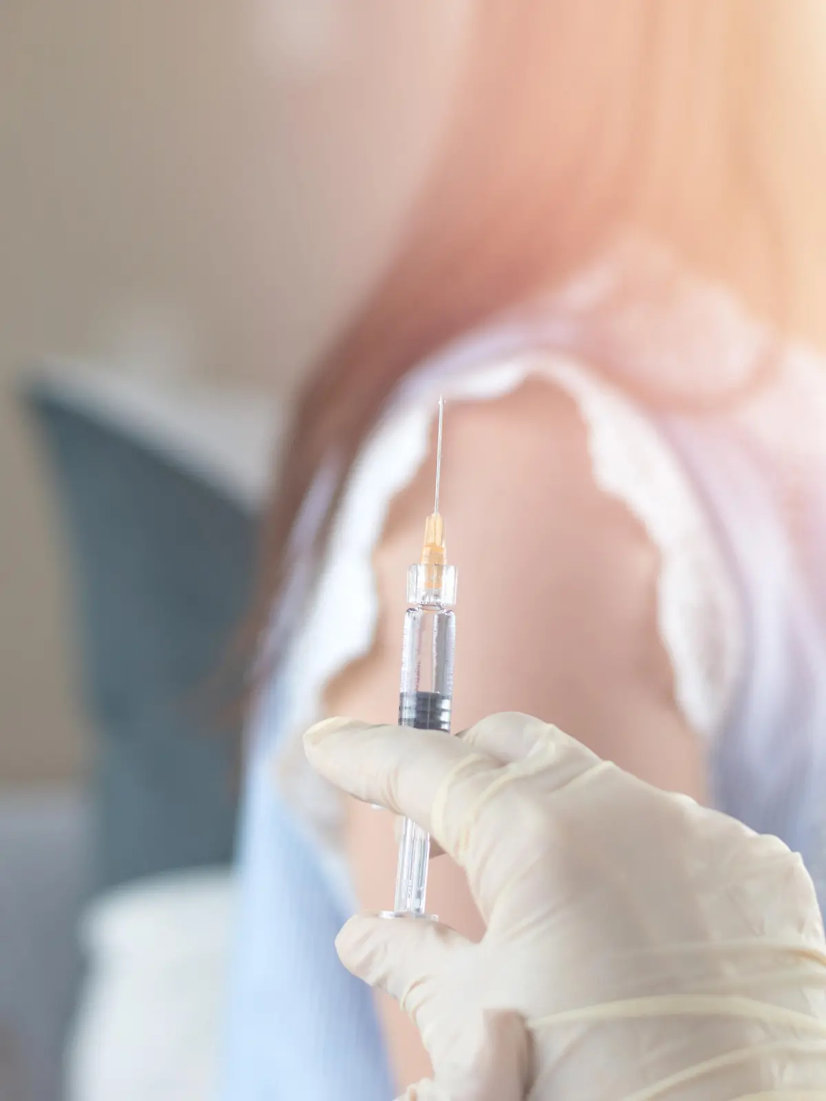 Junge Frau wird gegen HPV geimpft.