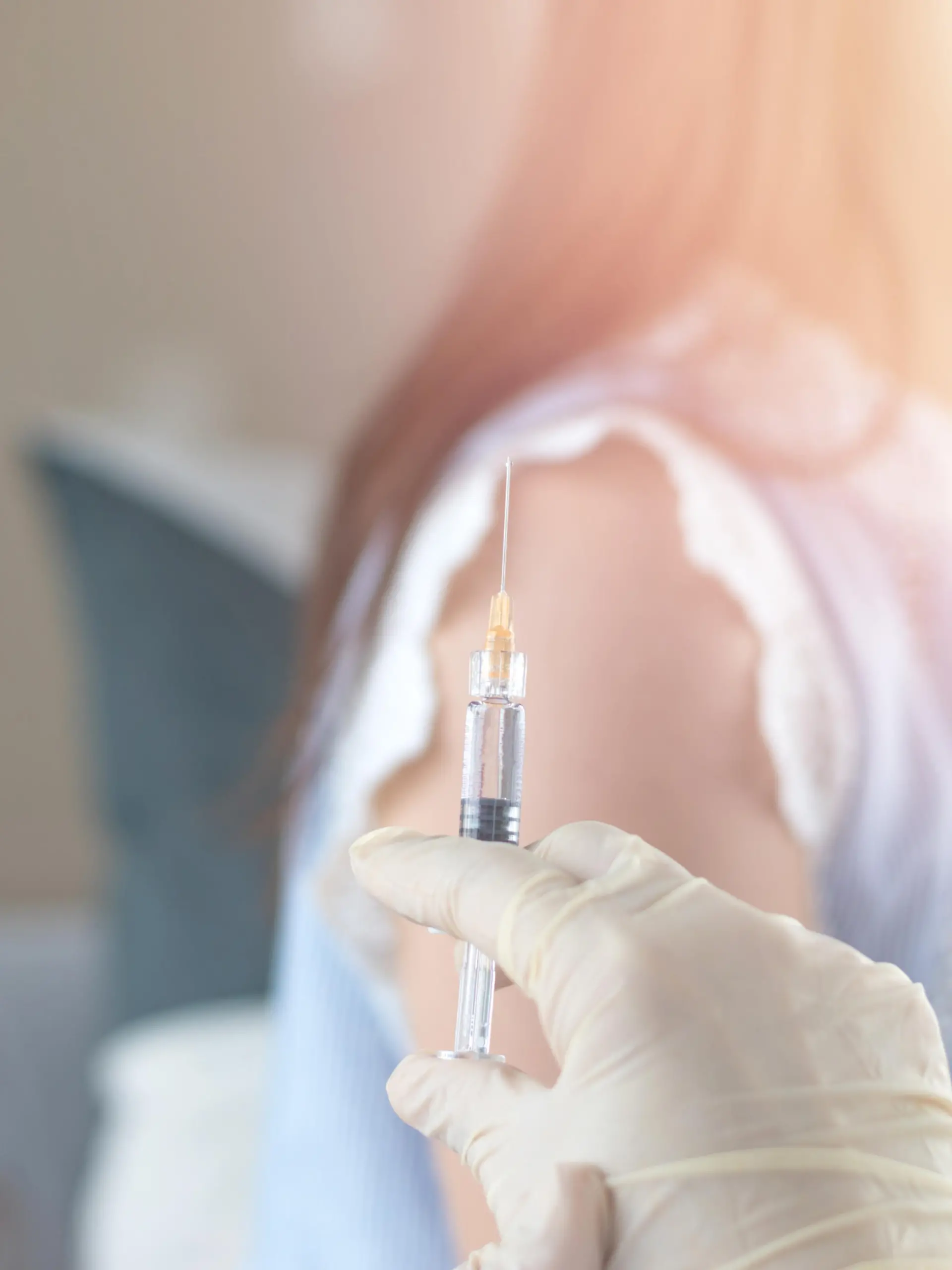 Junge Frau wird gegen HPV geimpft.