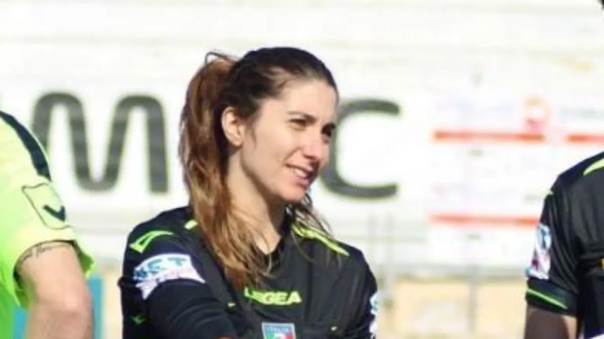 Schiedsrichterin Cristiana Laraspata rannte in der Serie D in Italien vom Feld, um einen Fan wiederzubeleben.