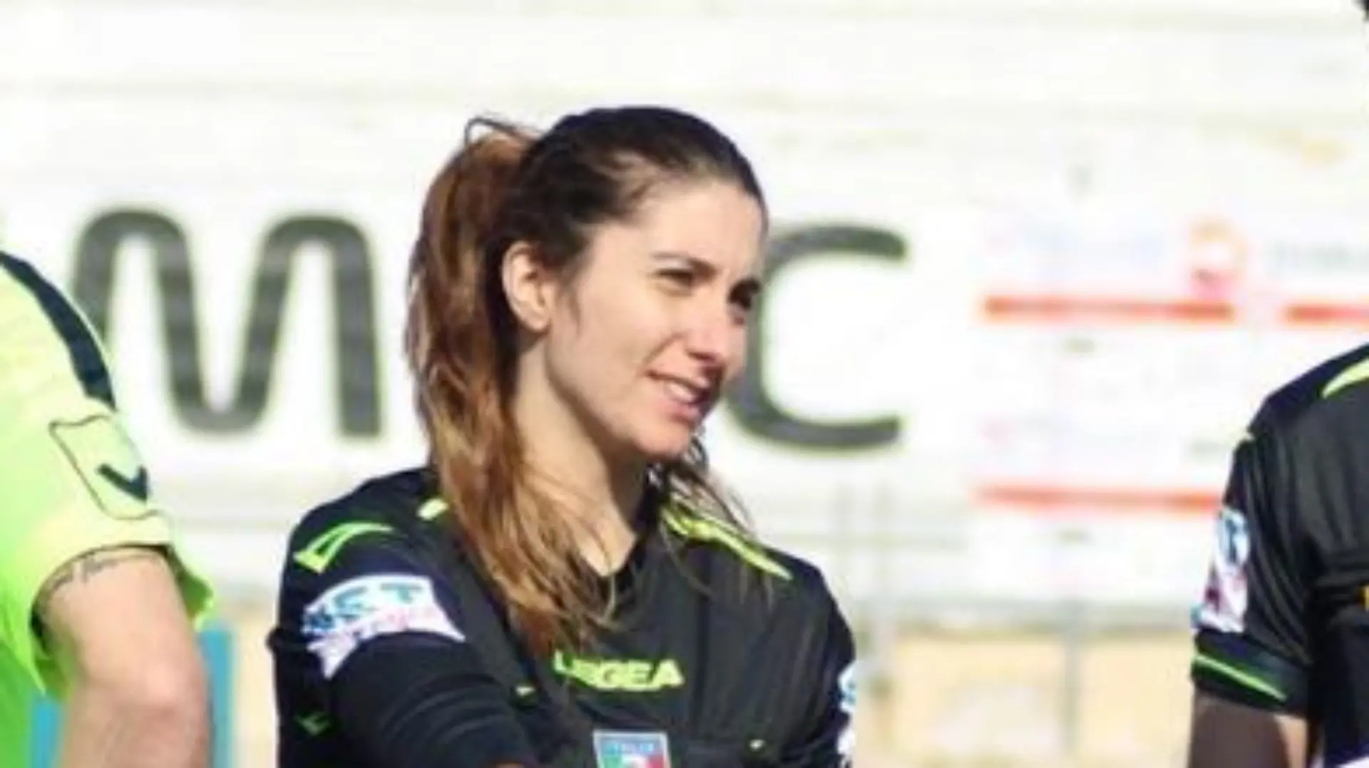 Schiedsrichterin Cristiana Laraspata rannte in der Serie D in Italien vom Feld, um einen Fan wiederzubeleben.