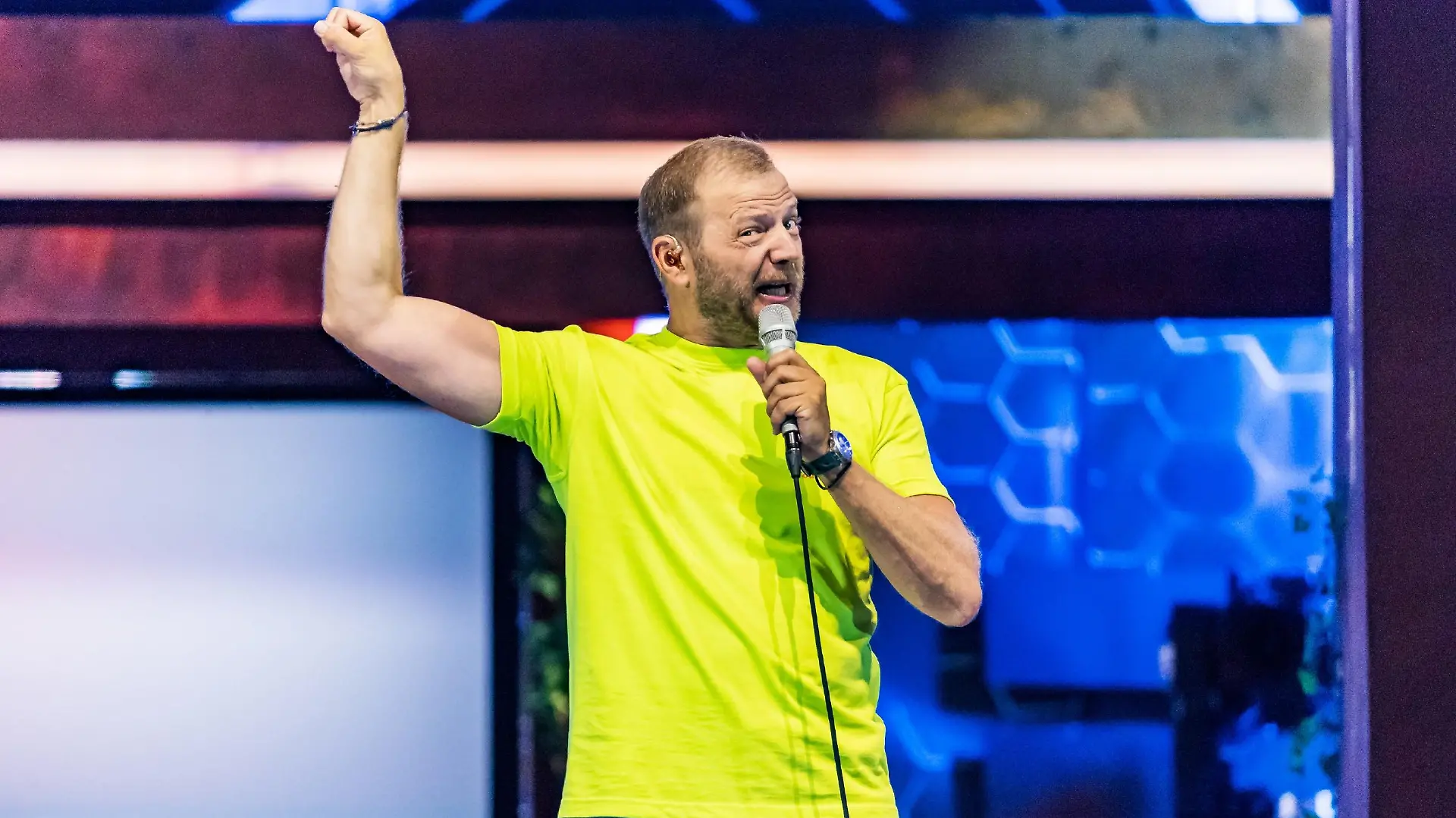 Das Programm "Männer sind bekloppt, aber sexy" der unbestrittenen Nummer 1 der Comedy-Szene, Mario Barth, haben über 800.000 Fans erlebt. Mit dem Abschluss im Sommer 2017 feierte der elffache "Comedypreis"-Träger gleichzeitig eine Premiere: Zum ersten Mal trat Mario Barth auf der Waldbühne Berlin vor 20.000 Fans auf und erfüllte sich damit nach zwei Weltrekorden einen weiteren Traum. RTL zeigt nun das spektakuläre Tourfinale.