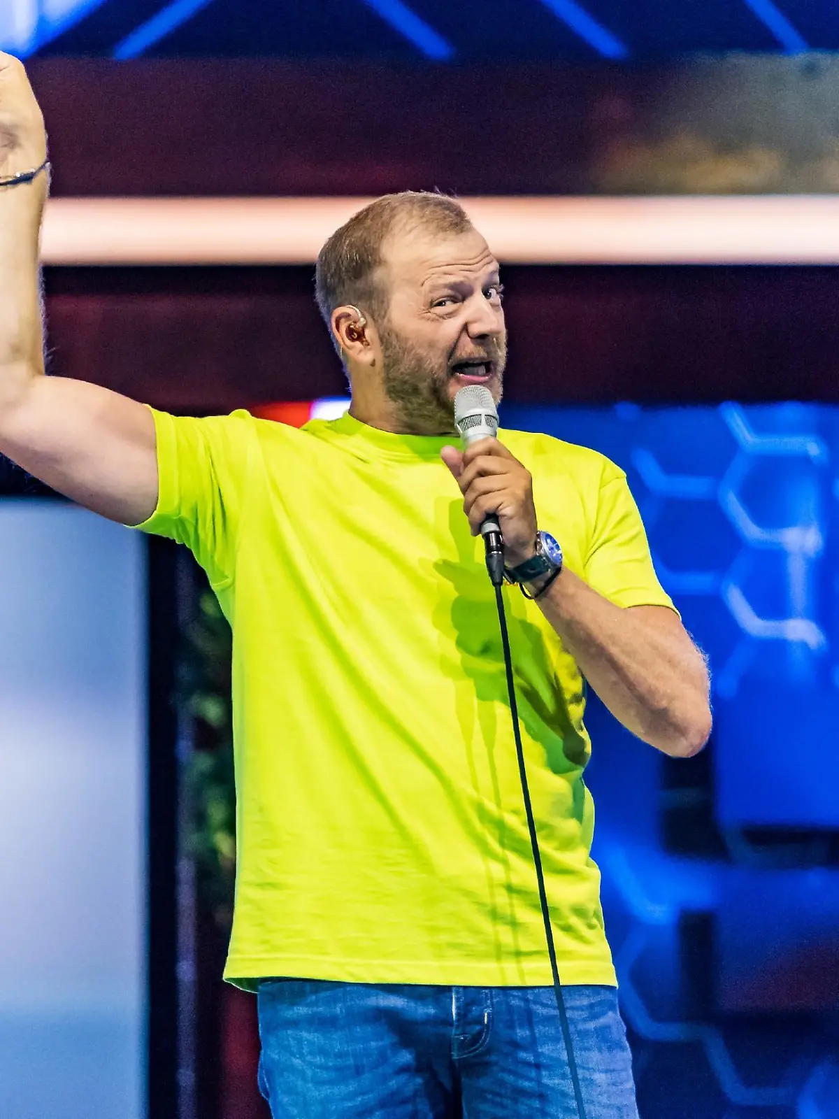 Das Programm "Männer sind bekloppt, aber sexy" der unbestrittenen Nummer 1 der Comedy-Szene, Mario Barth,  haben über 800.000 Fans erlebt. Mit dem Abschluss im Sommer 2017 feierte der elffache "Comedypreis"-Träger gleichzeitig eine Premiere: Zum ersten Mal trat Mario Barth auf der Waldbühne Berlin vor 20.000 Fans auf und erfüllte sich damit nach zwei Weltrekorden einen weiteren Traum. RTL zeigt nun das spektakuläre Tourfinale.